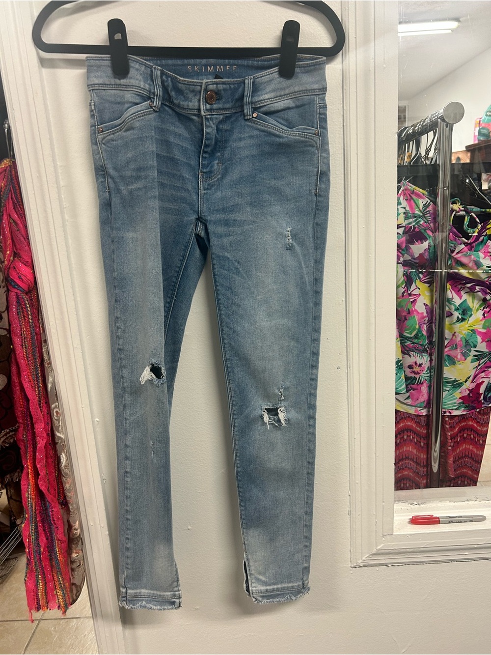 White House Black Market "The Skimmer" Distressed Jeans size 00
